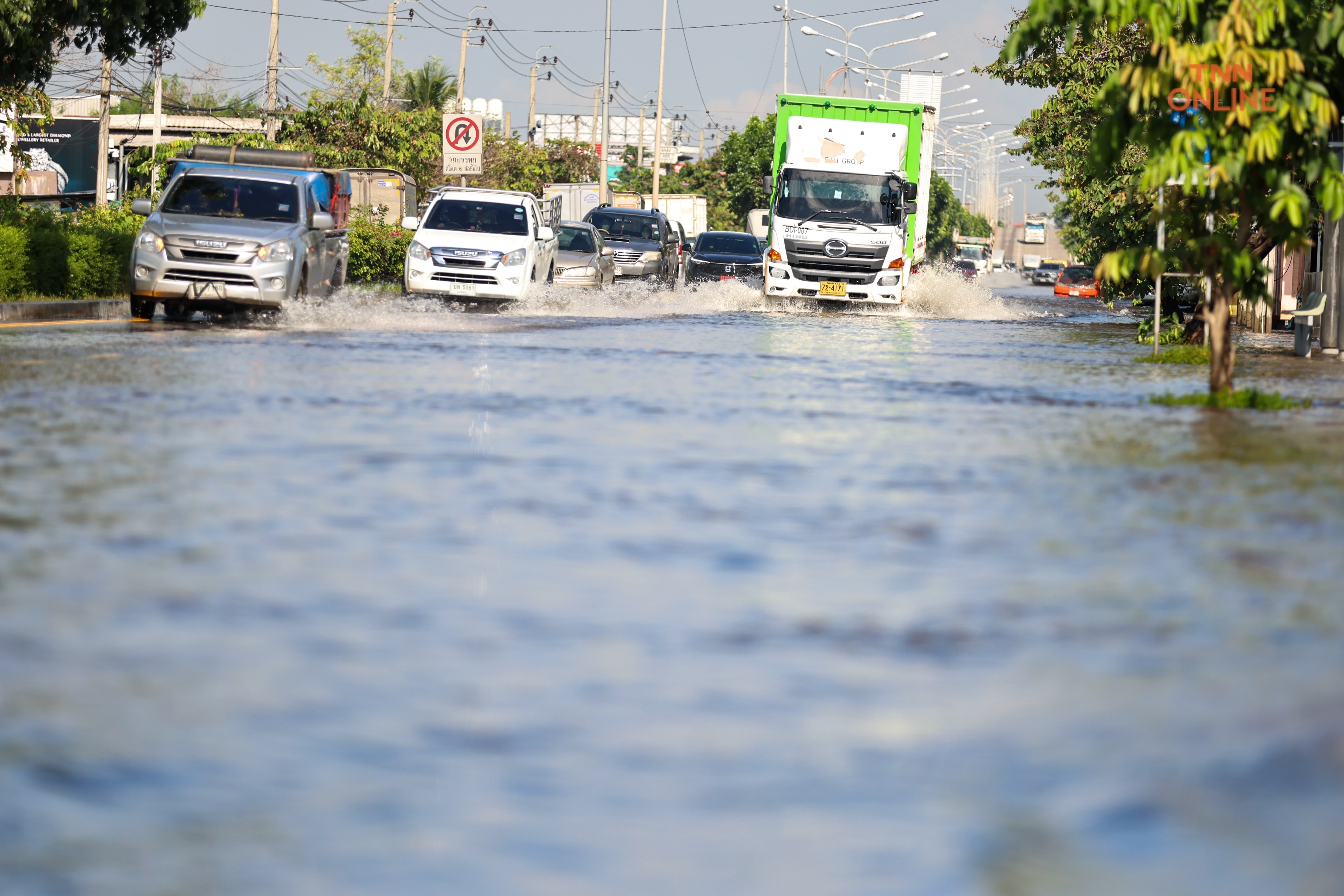 บิ๊กป็อก-ชัชชาติ ลงพื้นที่ลาดกระบัง ตามสถานการณ์น้ำพร้อมวางแนวทางช่วยเหลือ บิ๊กป็อก-ชัชชาติ ลงพื้นที่ลาดกระบัง ตามสถานการณ์น้ำพร้อมวางแนวทางช่วยเหลือ