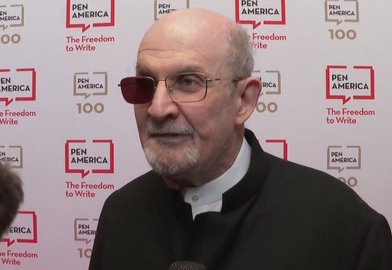 ซัลมาน รัชดี (Salman Rushdie)  ปรากฏตัวครั้งแรกหลังถูกทำร้ายจนตาบอด