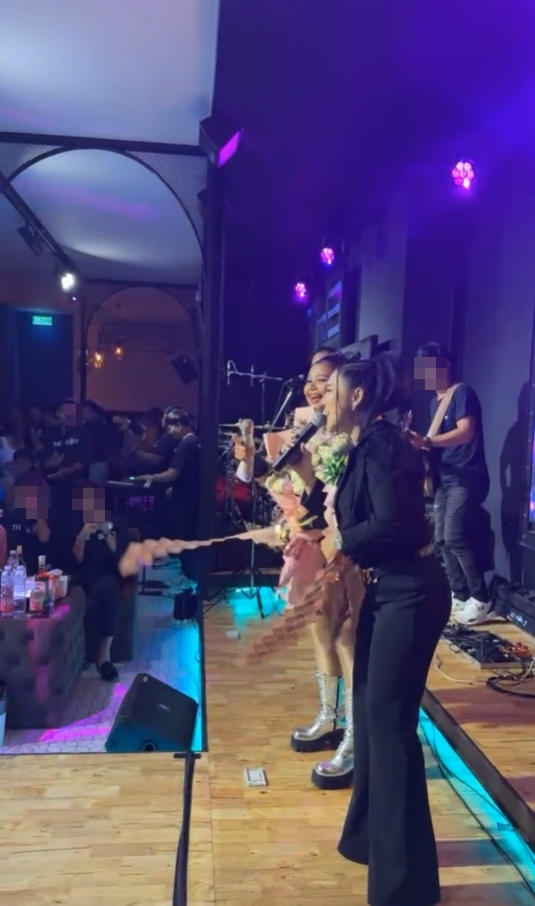 หญิง ธิติกานต์ โผกอดให้กำลังใจ ตั๊กแตน ชลดา กลางเวที หญิง ธิติกานต์ โผกอดให้กำลังใจ ตั๊กแตน ชลดา กลางเวที