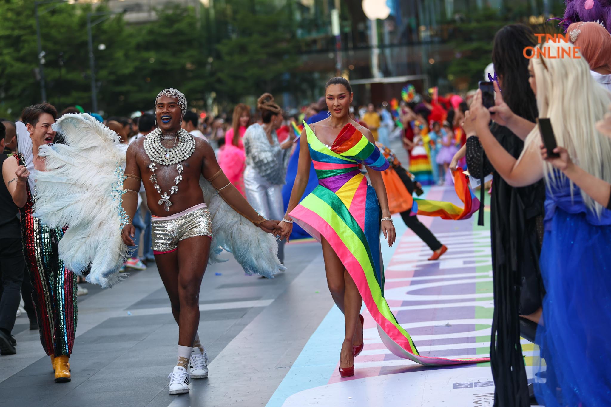 อลังการพาเหรด LGBTQIAN+ ร่วมฉลอง Pride Month สุดยิ่งใหญ่ กว่า 500 ชีวิต อลังการพาเหรด LGBTQIAN+ ร่วมฉลอง Pride Month สุดยิ่งใหญ่ กว่า 500 ชีวิต