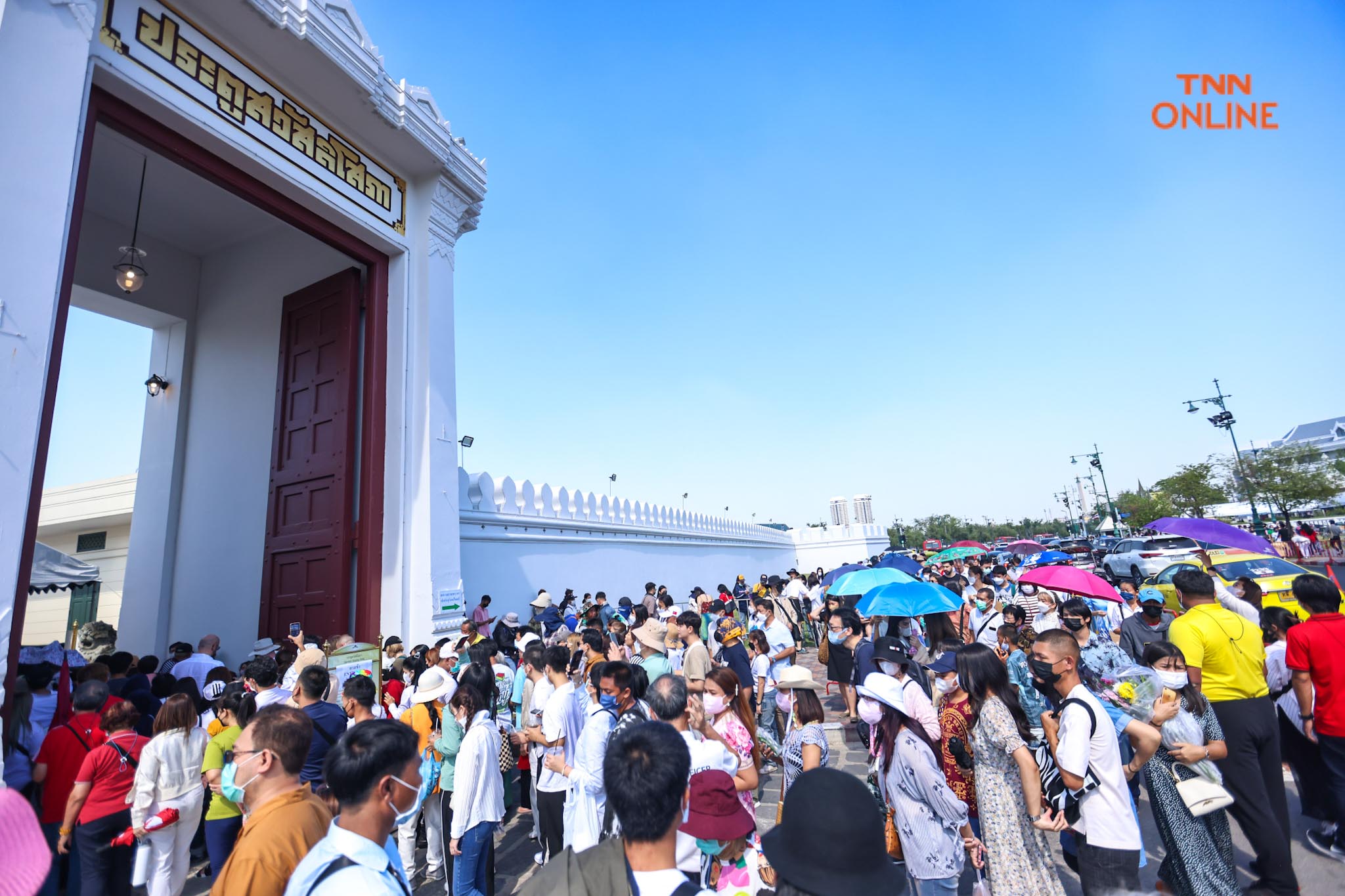  ล้นวัดพระแก้ว นักท่องเที่ยวแห่ขอพรปีใหม่