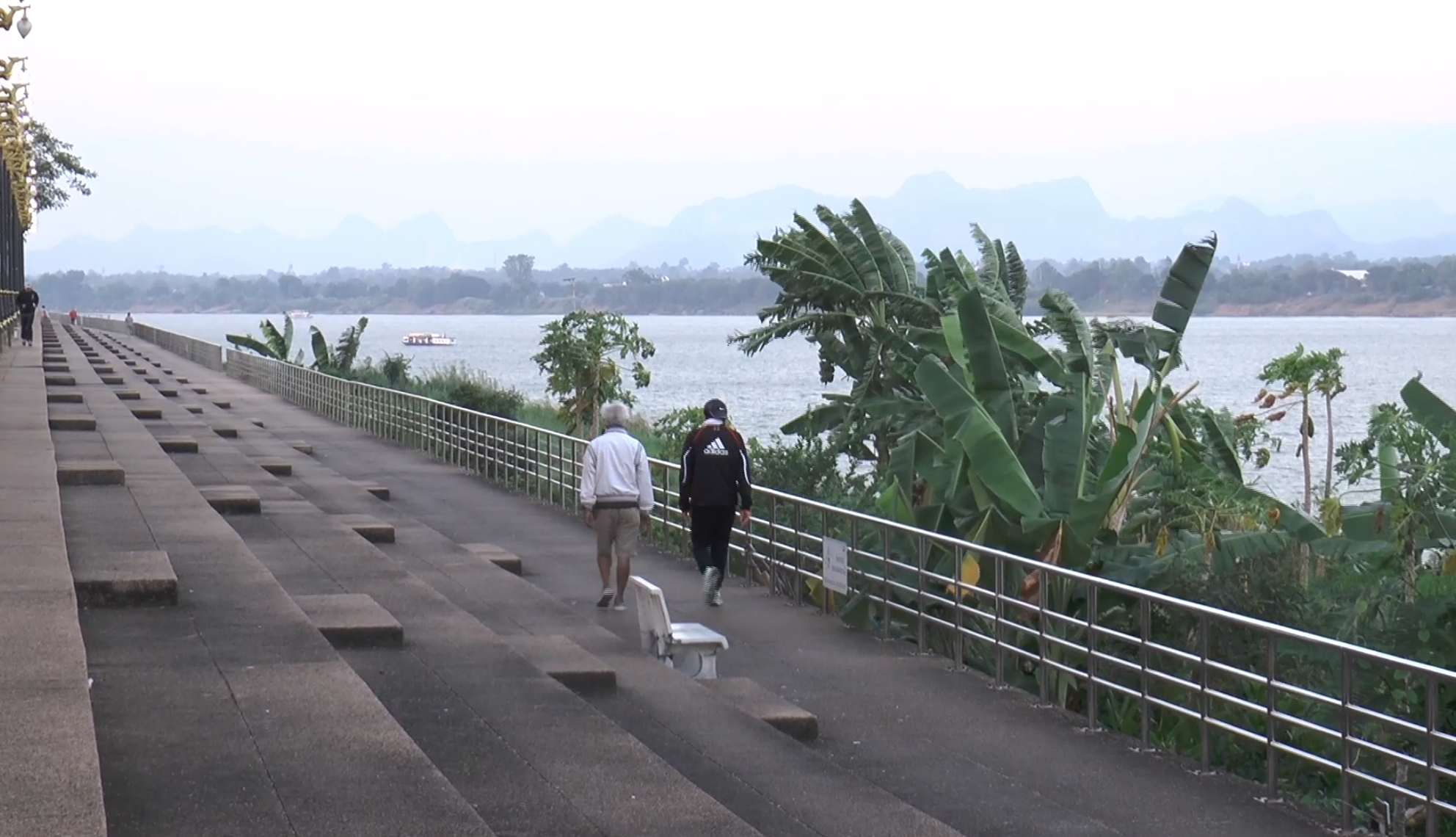 นครพนมหนาวสุดรอบปี อุณหภูมิเหลือ 15 องศาฯ คนเที่ยวริมโขงคึกคัก 