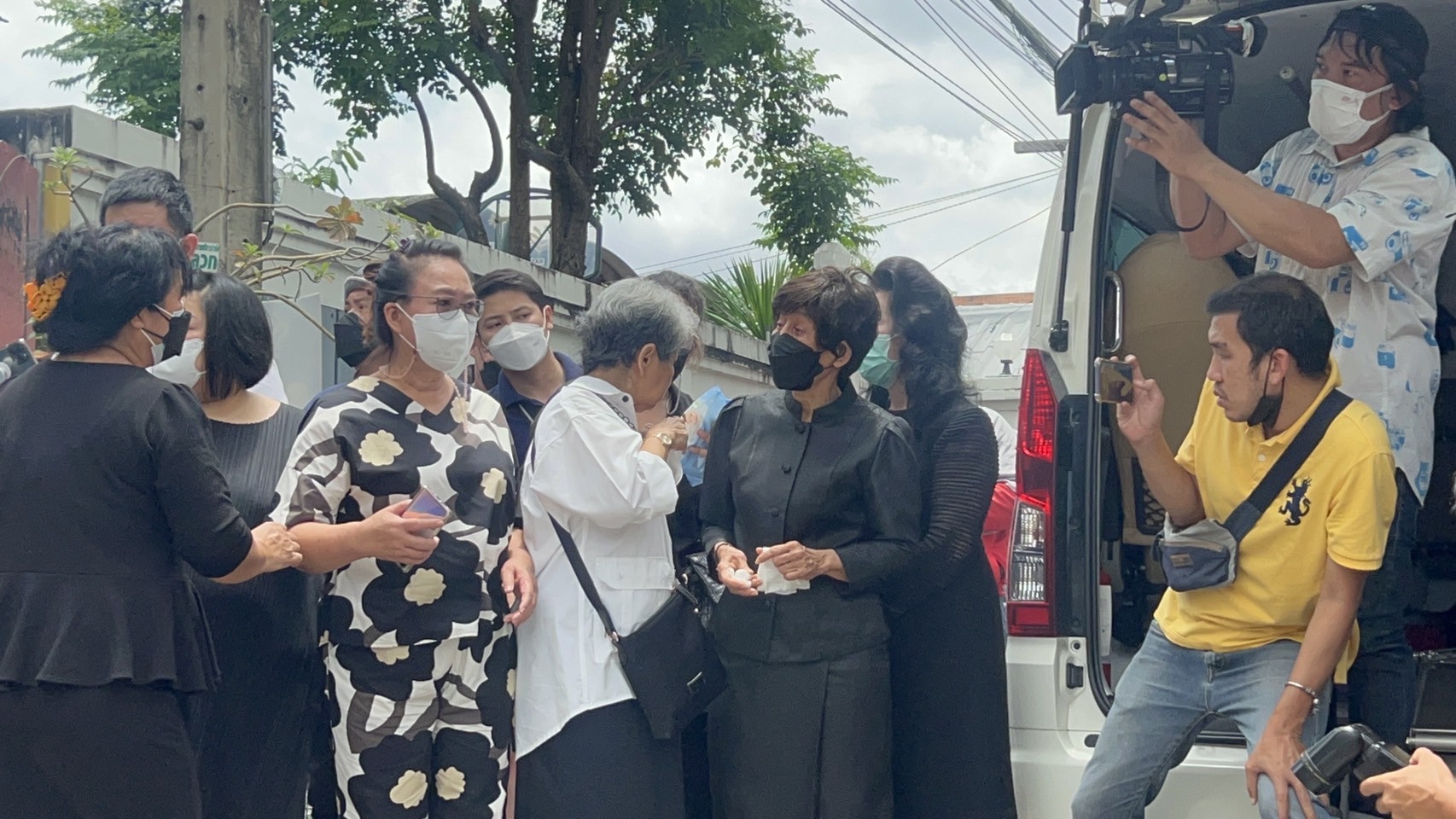 เปิดภาพล่าสุดครอบครัวเคลื่อนร่าง สมบัติ เมทะนี ไปสถาบันนิติเวช 