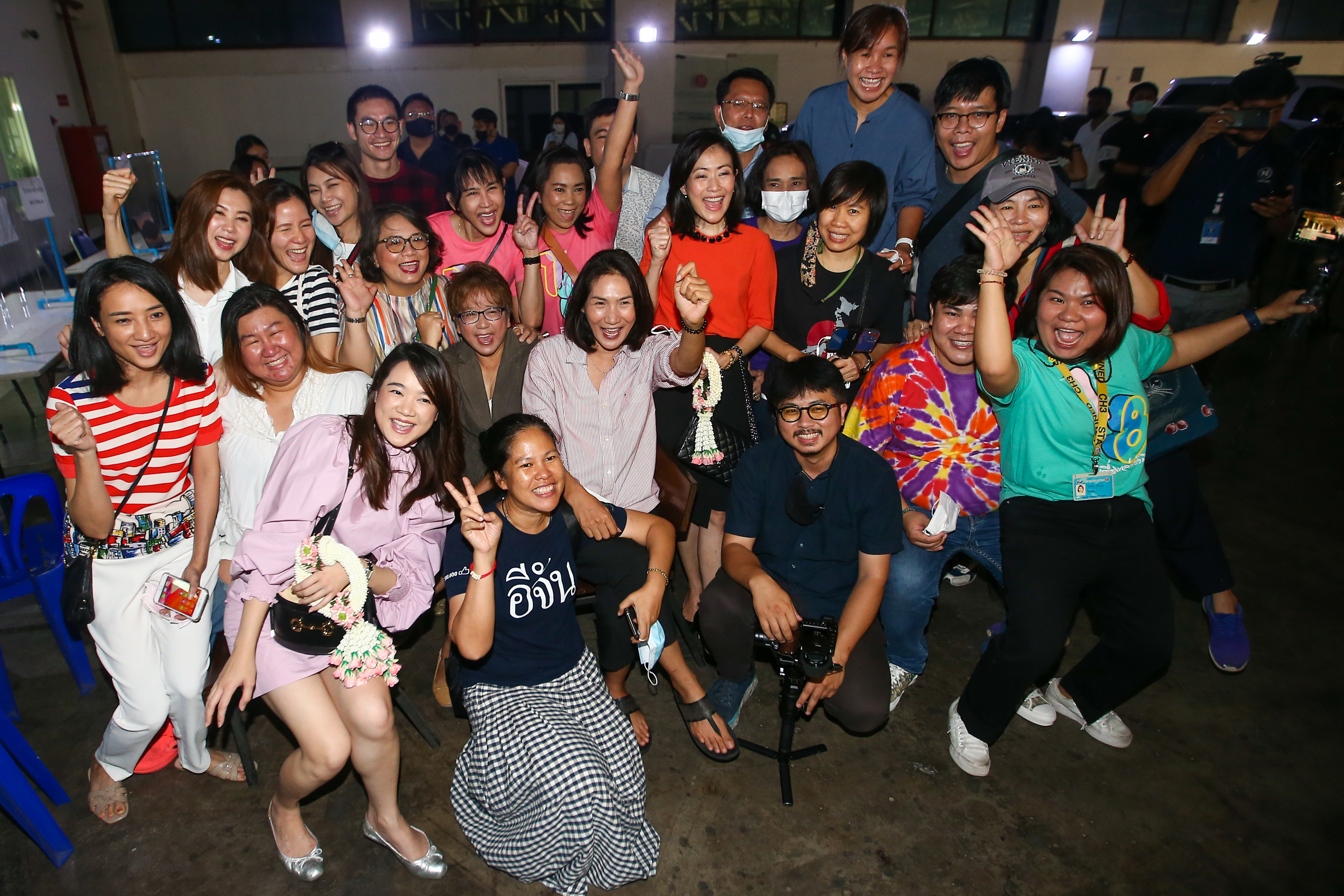 ประมวลภาพ สรยุทธ พ้นคุก คนดังร่วมให้กำลังใจเพียบ ประมวลภาพ สรยุทธ พ้นคุก คนดังร่วมให้กำลังใจเพียบ