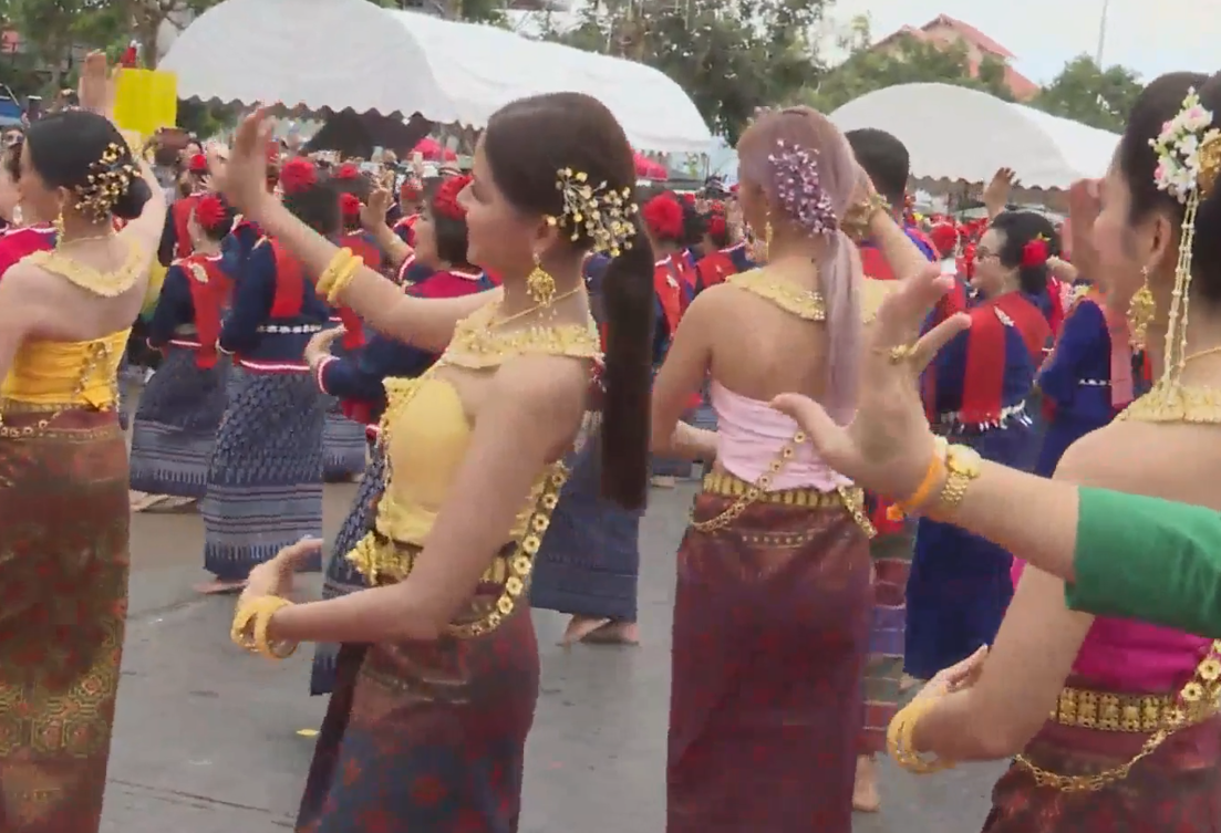 ณิชา ร่วมรำบวงสรวงพญานาค เปิดกิจกรรม โตโน่ ว่ายข้ามแม่น้ำโขง ณิชา ร่วมรำบวงสรวงพญานาค เปิดกิจกรรม โตโน่ ว่ายข้ามแม่น้ำโขง