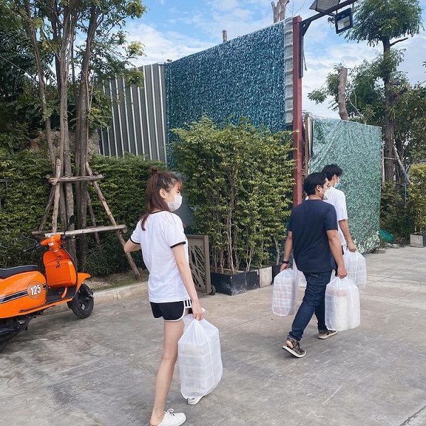 เด่นคุณ - แกรนด์ลงมือทำข้าวกล่อง แจกแคมป์คนงาน 200 กล่อง (มีคลิป) 