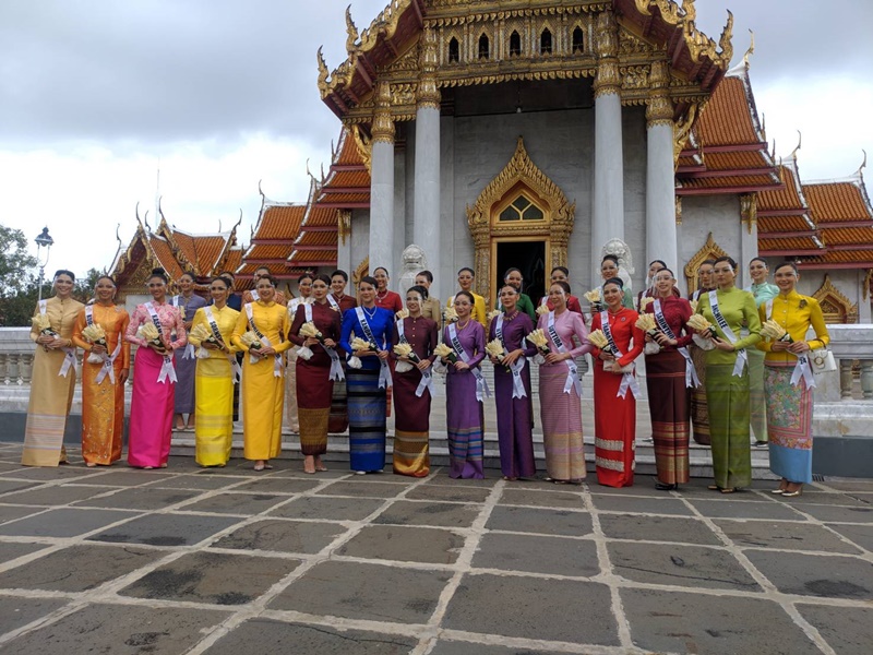 30 สาวงามผู้เข้าประกวด MUT 2021 สวมใส่ชุดไทยจิตรลดา ทำบุญตักบาตร