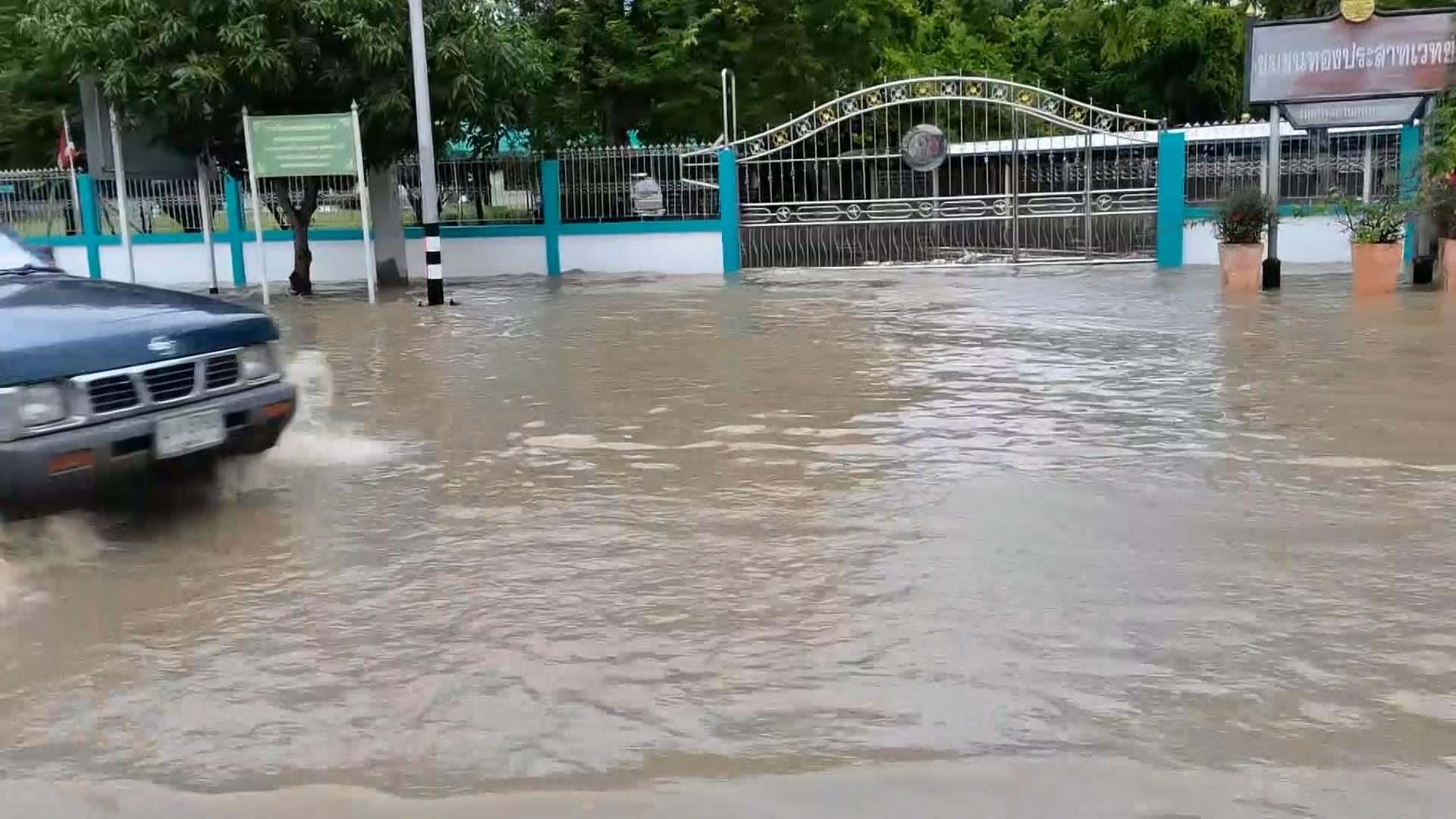 มวลน้ำอ่างทับเสลา ทะลักท่วมย่านเศรษฐกิจเมืองอุทัยธานี