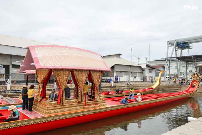 สำนักช่างสิบหมู่ ติดผ้าม่าน ผ้าหน้าจั่ว พร้อมซ่อมปิดทองกราบเรือพระที่นั่ง สำนักช่างสิบหมู่ ติดผ้าม่าน ผ้าหน้าจั่ว พร้อมซ่อมปิดทองกราบเรือพระที่นั่ง