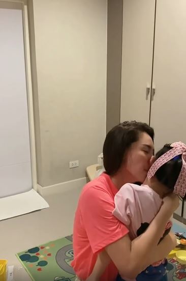 ได้กอดลูกแล้ว!! นุ้ย สุจิรา กลับบ้าน หลังผลตรวจไม่พบเชื้อ