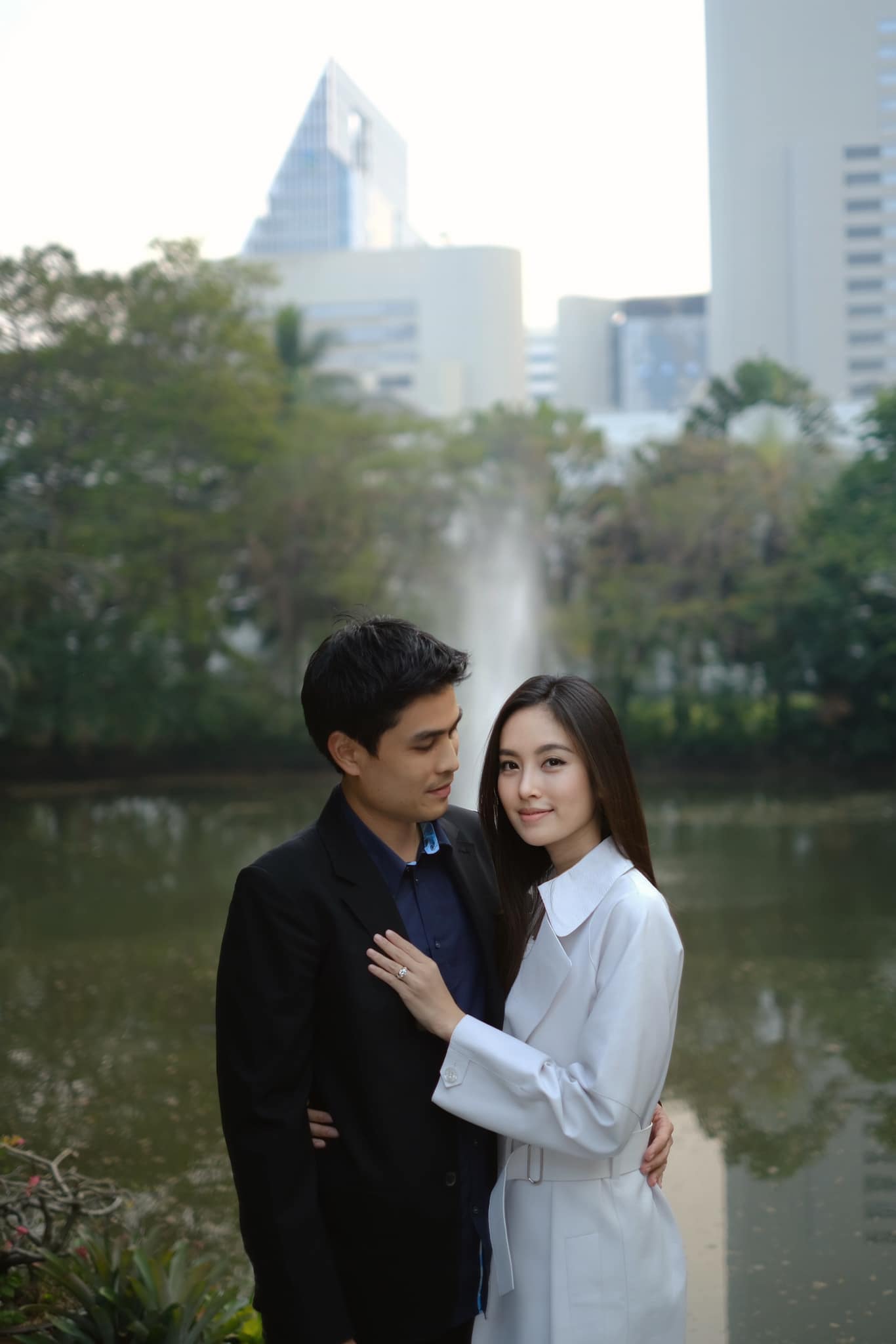 “ปอย ตรีชฎา” หมั้นแฟนหนุ่ม “โอ๊ค บรรลุ” แล้ว ด้วยแหวนสุดรักของอาม่า “ปอย ตรีชฎา” หมั้นแฟนหนุ่ม “โอ๊ค บรรลุ” แล้ว ด้วยแหวนสุดรักของอาม่า