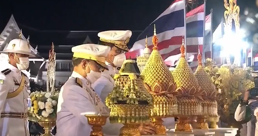 นายกฯ นำจุดเทียนถวายพระพรชัยมงคล วันเฉลิมพระชนมพรรษา พระบาทสมเด็จพระเจ้าอยู่หัว นายกฯ นำจุดเทียนถวายพระพรชัยมงคล วันเฉลิมพระชนมพรรษา พระบาทสมเด็จพระเจ้าอยู่หัว
