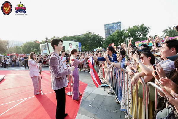 วิว-สน ลัดฟ้าสู่กรุงปักกิ่ง แฟนแห่ตอนรับสุดอบอุ่นในงาน Thai Festival in Beijing 2024 วิว-สน ลัดฟ้าสู่กรุงปักกิ่ง แฟนแห่ตอนรับสุดอบอุ่นในงาน Thai Festival in Beijing 2024