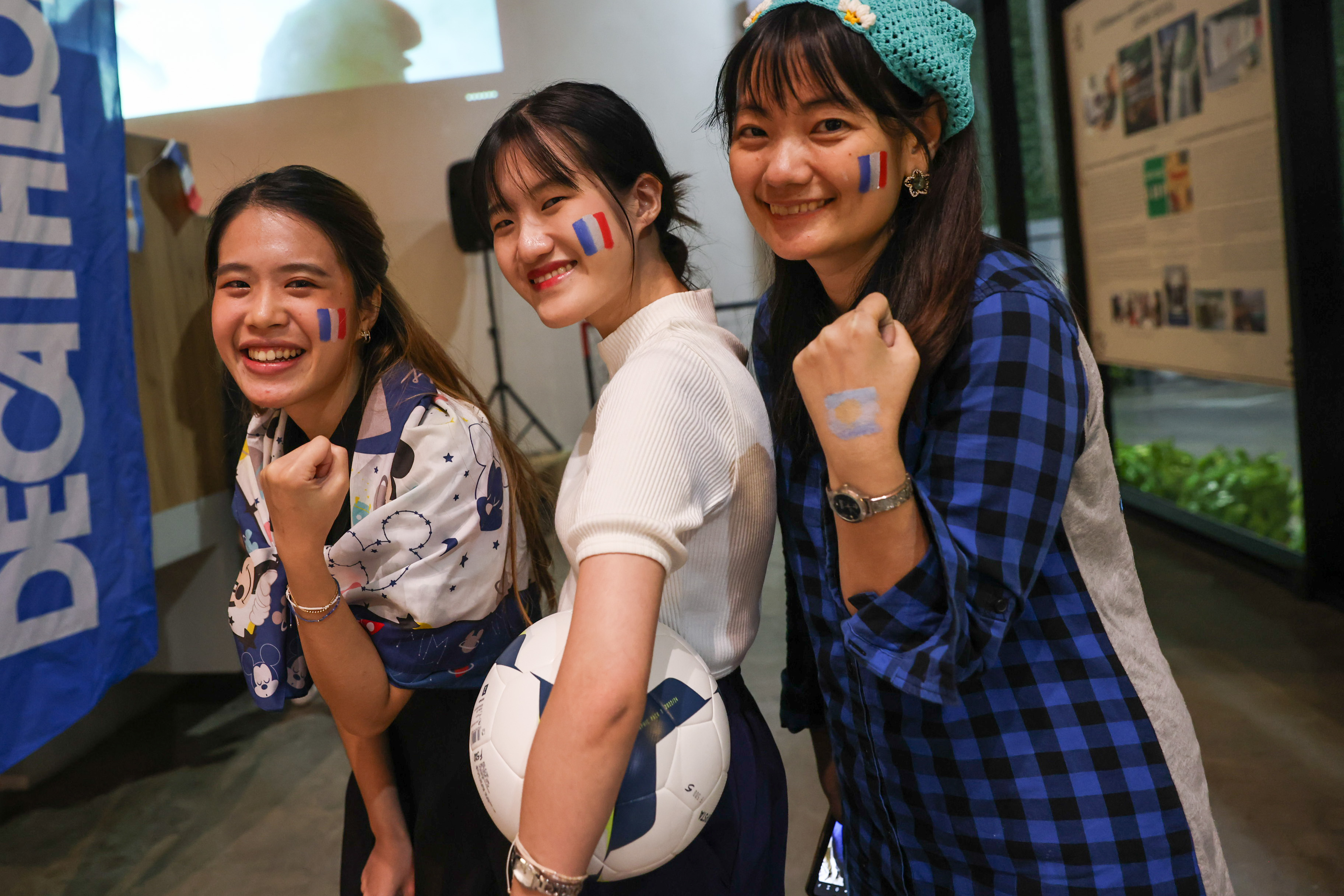 ประมวลภาพ การรวมตัวของแฟนบอลกว่า 500 คน รอชมฟุตบอลโลกรอบชิงชนะเลิศ 