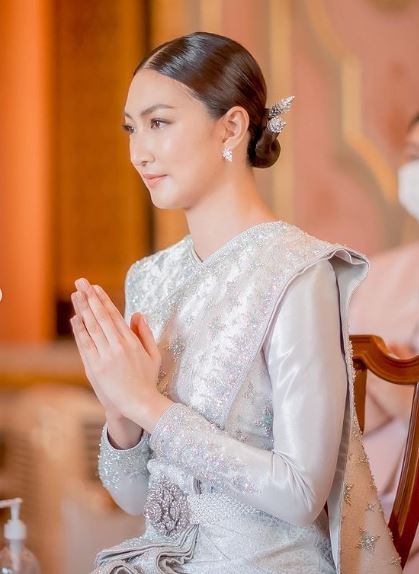 เปิดภาพ แพนเค้ก เขมนิจ ในชุดไทยสวยสง่า ออร่าเจ้าสาวจับ!