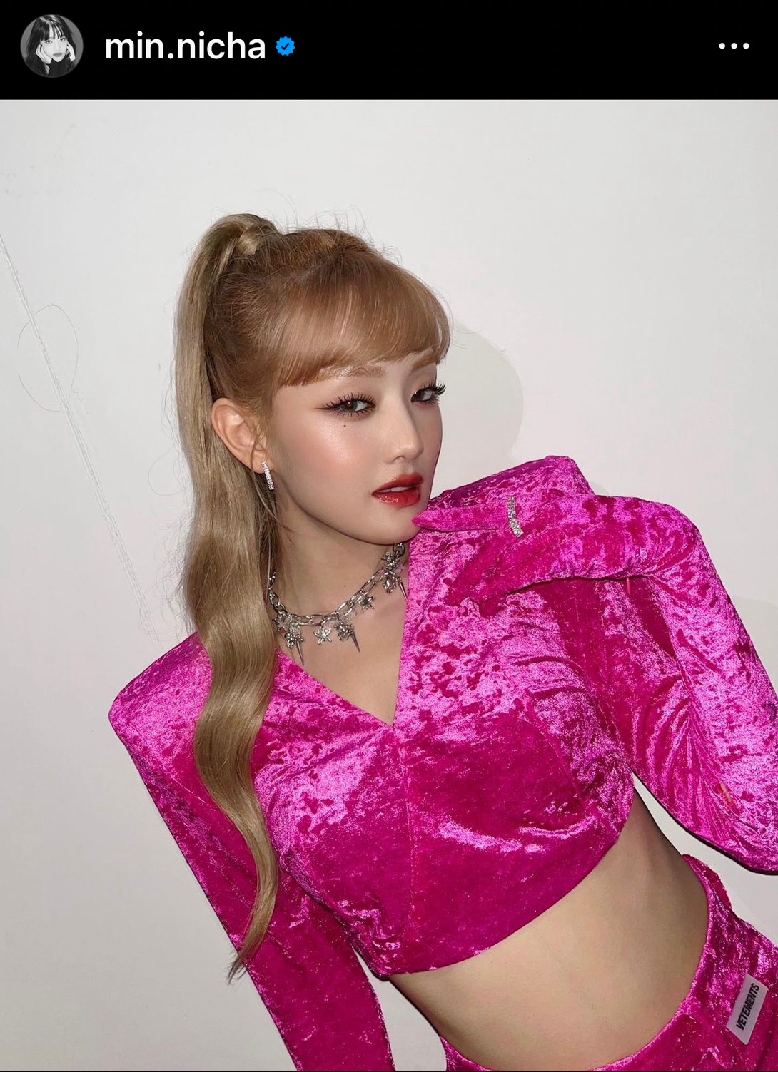 “มินนี่ (G)I-DLE” สวยละมุนในชุดไทยสีแดง ทำแฟนๆ แห่คอมเมนต์กันรัวๆ “มินนี่ (G)I-DLE” สวยละมุนในชุดไทยสีแดง ทำแฟนๆ แห่คอมเมนต์กันรัวๆ