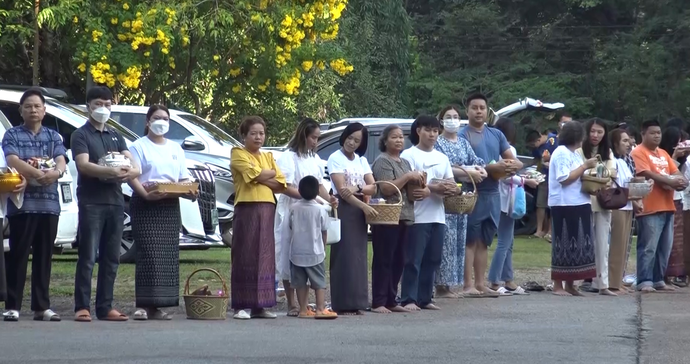 วันออกพรรษา 2566 พุทธศาสนิกชนทั่วไทยร่วมสืบสานประเพณี ทำบุญตักบาตรวันพระใหญ่
