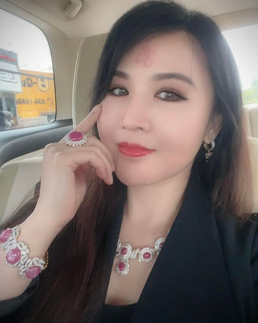 “เพชรพันปี” คือใคร ทำความรู้จักเจ้าของร้านเพชรสายมูดีกรีไม่ธรรมดา “เพชรพันปี” คือใคร ทำความรู้จักเจ้าของร้านเพชรสายมูดีกรีไม่ธรรมดา