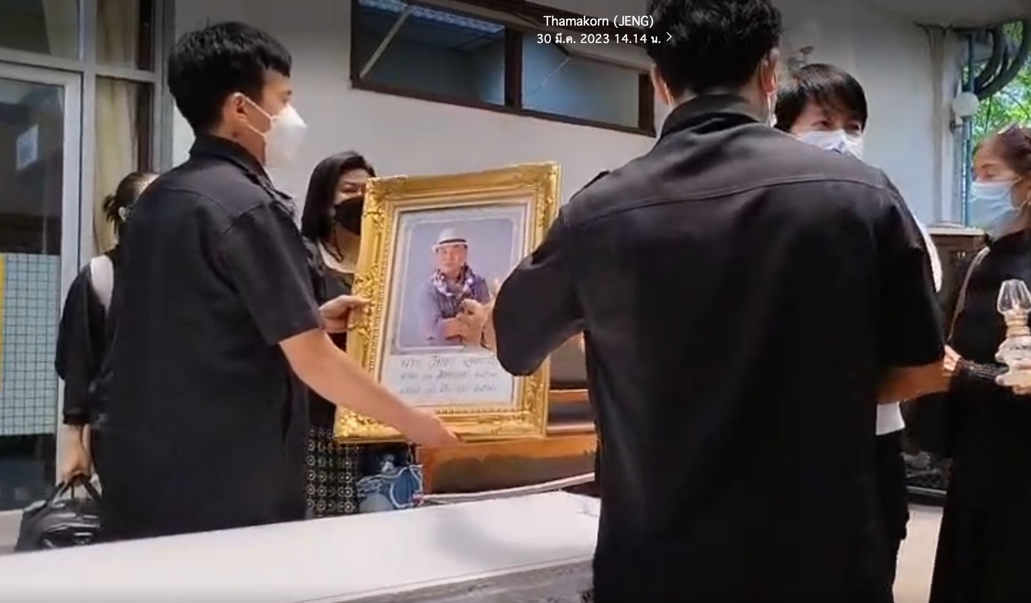 ครอบครัวร่ำไห้รับศพ ถนอม สามโทน ก่อนรดน้ำศพเย็นวันนี้ ครอบครัวร่ำไห้รับศพ ถนอม สามโทน ก่อนรดน้ำศพเย็นวันนี้