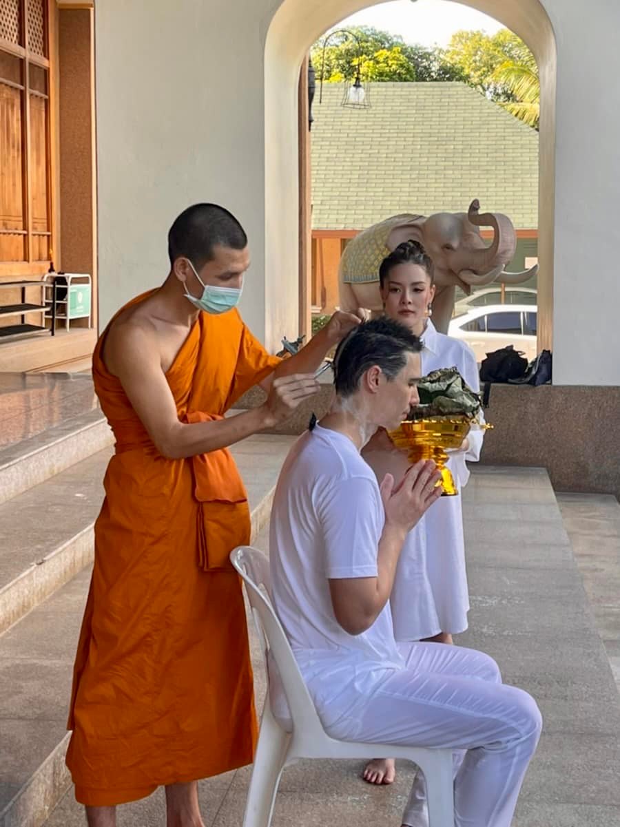 แมทธิว ดีน เข้าพิธีปลงผม เตรียมบวชที่เชียงใหม่ 