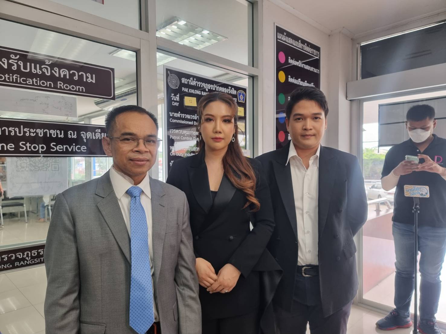 พิธีกรดัง “ปอเปี๊ยะ” พร้อมด้วย “ทนายเกิดผล” แจ้งความหมิ่นประมาทด้วยการโฆษณา เปิ้ล ไอริณ พิธีกรดัง “ปอเปี๊ยะ” พร้อมด้วย “ทนายเกิดผล” แจ้งความหมิ่นประมาทด้วยการโฆษณา เปิ้ล ไอริณ