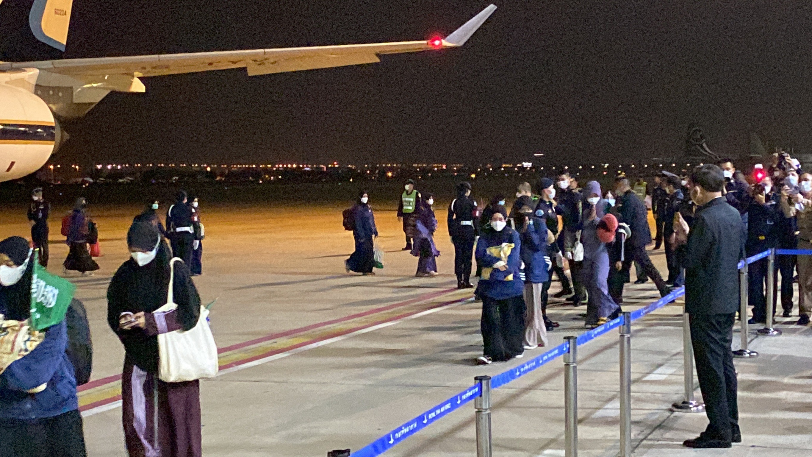 ประมวลภาพ นายกฯ รับ คนไทยในซูดาน ชุดแรก ประมวลภาพ นายกฯ รับ คนไทยในซูดาน ชุดแรก