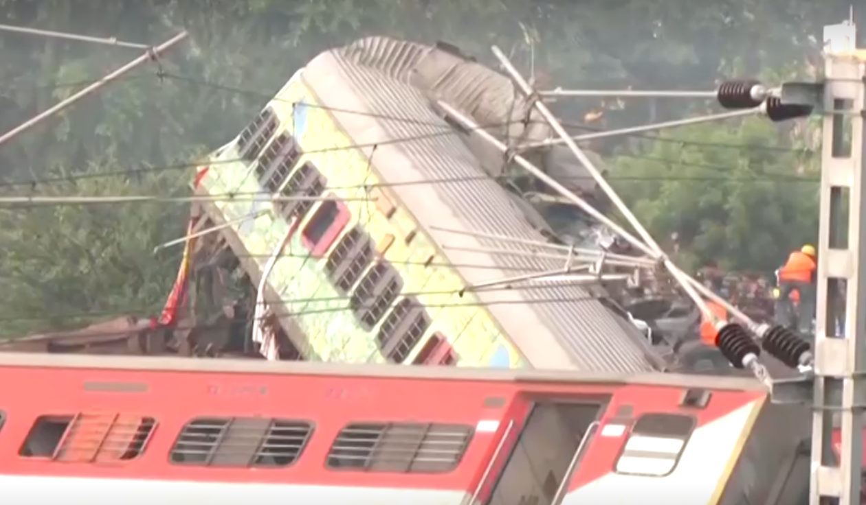 คืบหน้า “รถไฟชนกันที่อินเดีย” ยอดเสียชีวิตพุ่งเกือบ 300 ราย มากสุด 20 ปี คืบหน้า “รถไฟชนกันที่อินเดีย” ยอดเสียชีวิตพุ่งเกือบ 300 ราย มากสุด 20 ปี