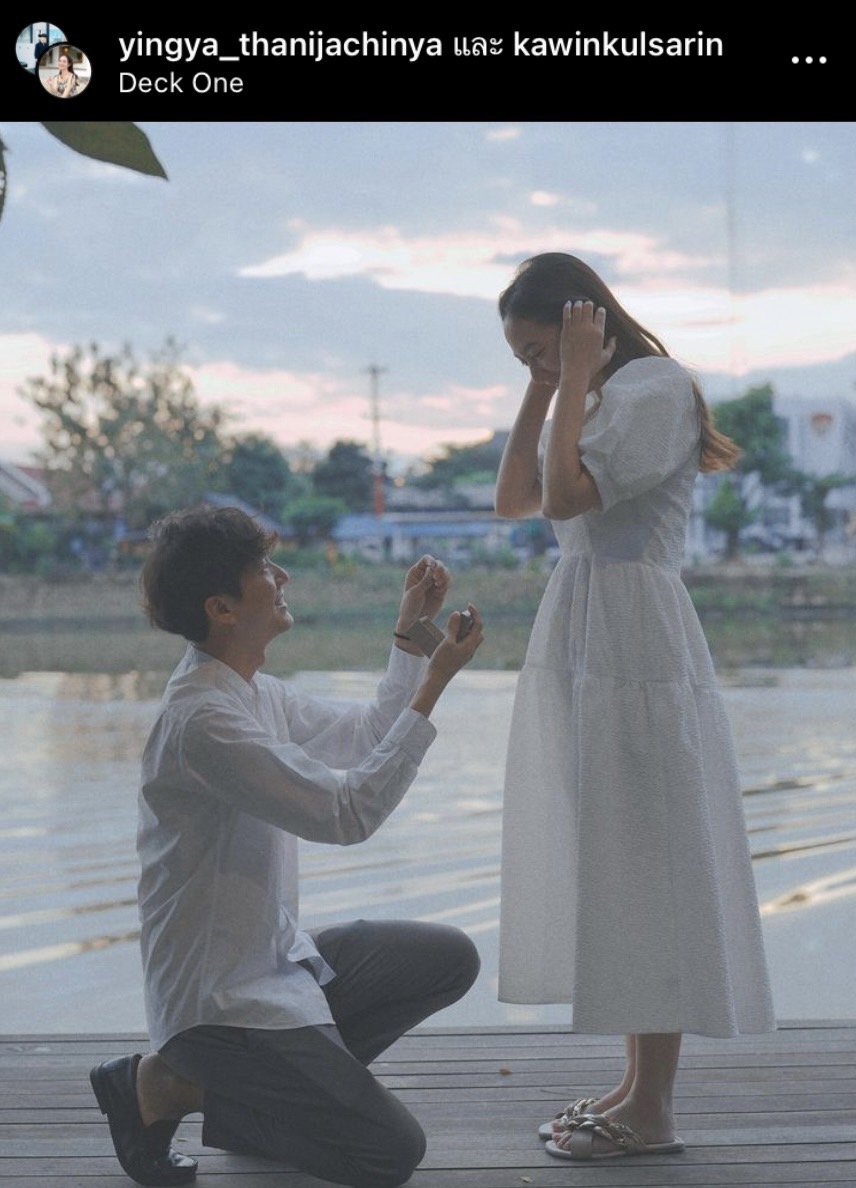 หญิง ธนิจจิญญา เขิน หลังถูกแฟนหนุ่มดีกรีทันตแพทย์คุกเข่าขอแต่งงาน หญิง ธนิจจิญญา เขิน หลังถูกแฟนหนุ่มดีกรีทันตแพทย์คุกเข่าขอแต่งงาน