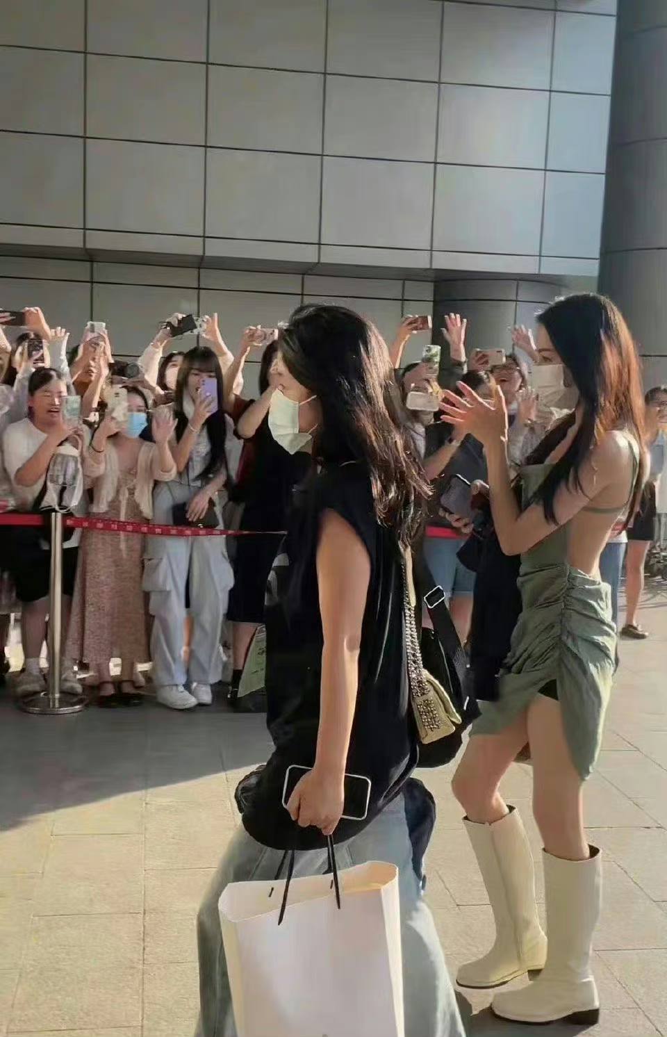 “ตี๋ลี่เร่อปา” ยังใส่เสื้อเปลือยหลัง แม้ถูกแฟนคลับแอบลูบหลังที่สนามบิน  