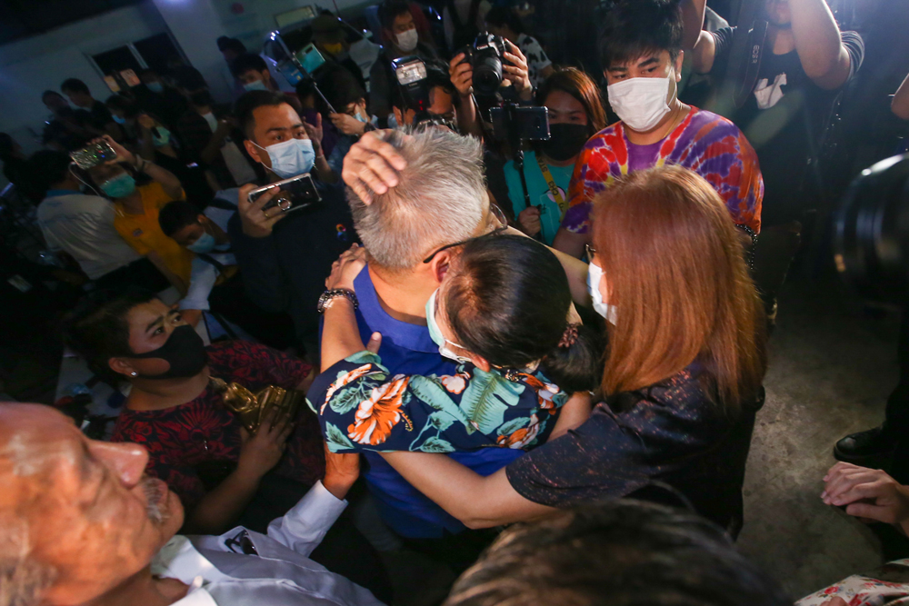 ประมวลภาพ สรยุทธ พ้นคุก คนดังร่วมให้กำลังใจเพียบ ประมวลภาพ สรยุทธ พ้นคุก คนดังร่วมให้กำลังใจเพียบ