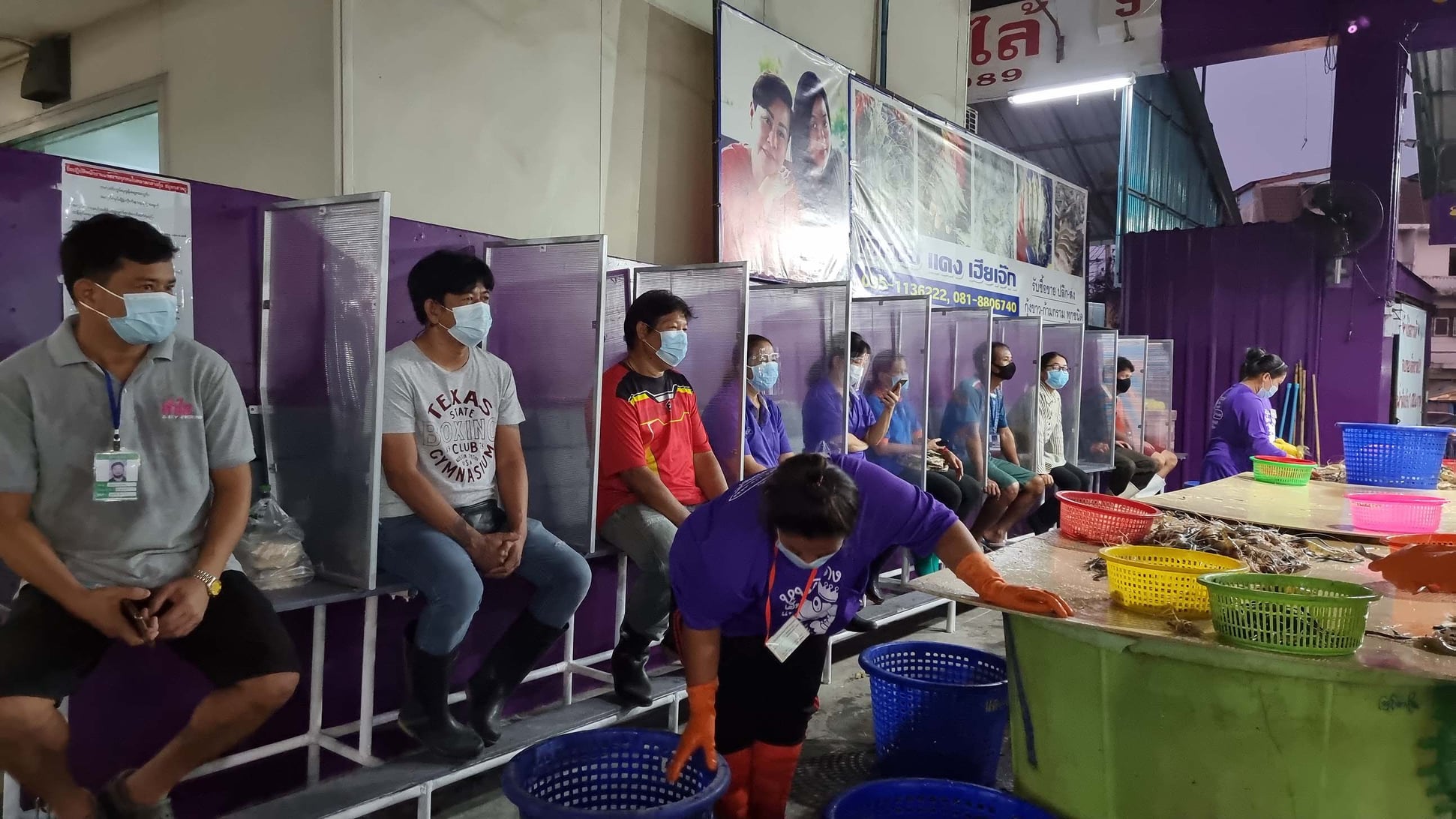 ตลาดกลางกุ้ง สมุทรสาครเปิดแล้วซื้อ-ขายแบบ New Normal ตลาดกลางกุ้ง สมุทรสาครเปิดแล้วซื้อ-ขายแบบ New Normal