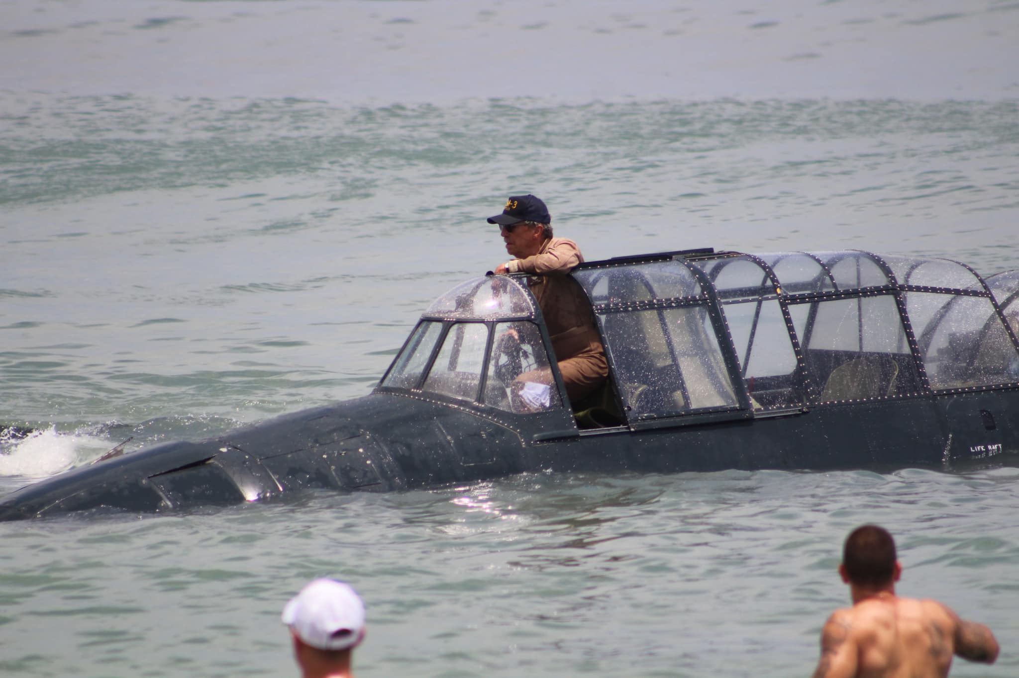 ตื่นทั้งชายหาดฟลอริด้า! เล่นน้ำอยู่ดีๆเครื่องบินร่อนลงจอดเฉยเลย ตื่นทั้งชายหาดฟลอริด้า! เล่นน้ำอยู่ดีๆเครื่องบินร่อนลงจอดเฉยเลย