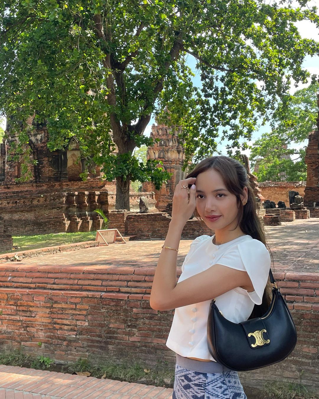 ปักหมุด! แหล่งผ้ามัดหมี่ย้อมครามเมืองอุดรฯ สวยเป๊ะปังแบบ ลิซ่า BLACKPINK 
