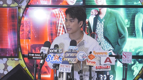 โอม ภวัต เขิน ถูกแซวหุ่น โต้ เป็นนักแสดงหนุ่มโชว์หุ่นเก่ง  (มีคลิป)