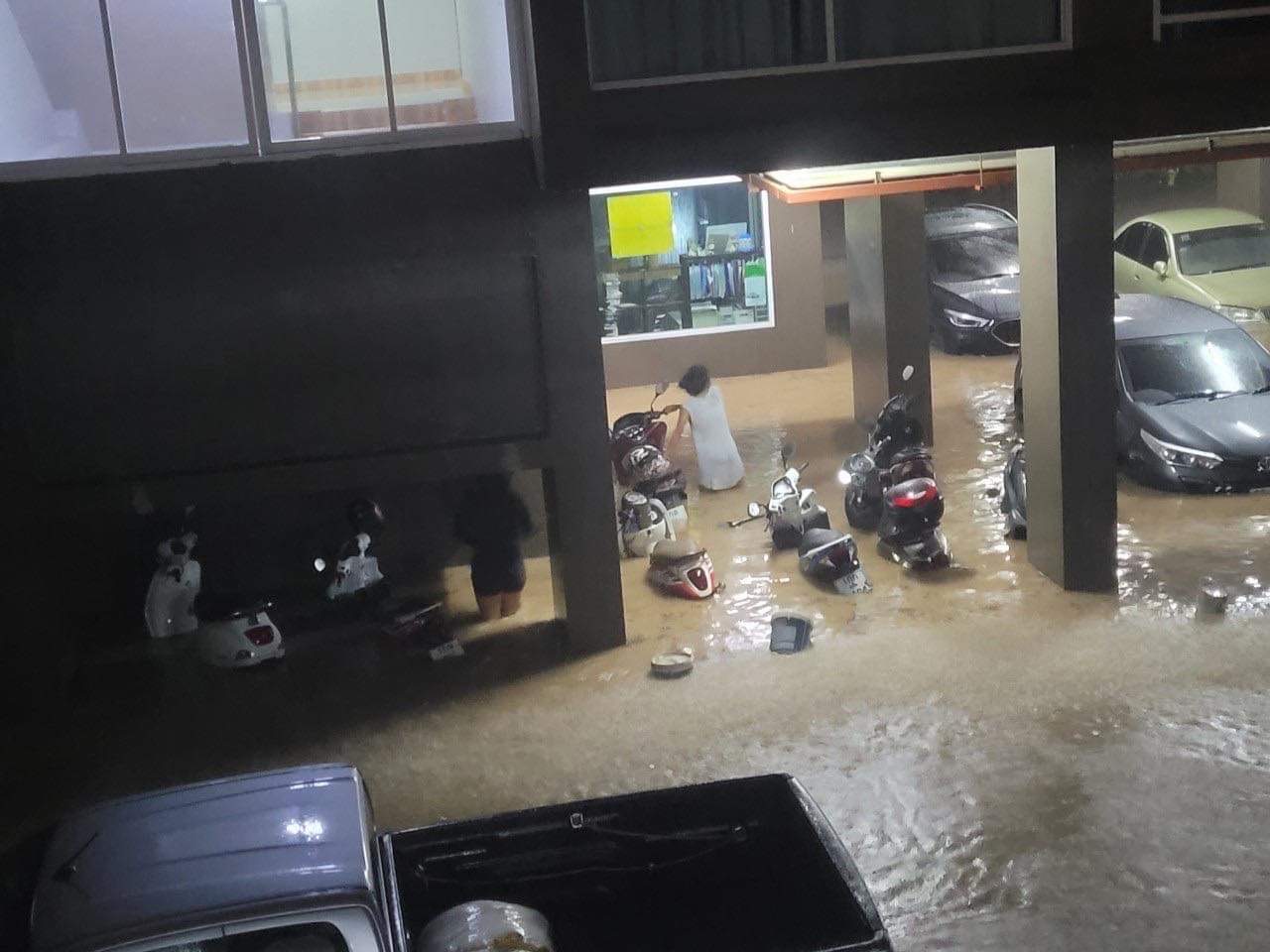 เปิดภาพ น้ำท่วมภูเก็ต ฝนตกหนัก รถยนต์– รถจยย. จมน้ำหลายคัน 