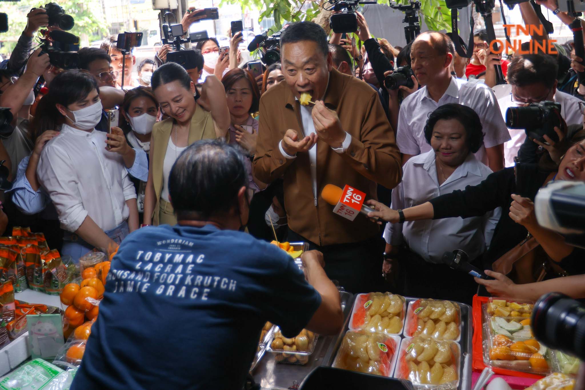 “เศรษฐา” ลงพื้นที่พบ ปชช. พบป่ะผู้ค้าเตรียมแก้ไขปัญหาค่าครองชีพ 