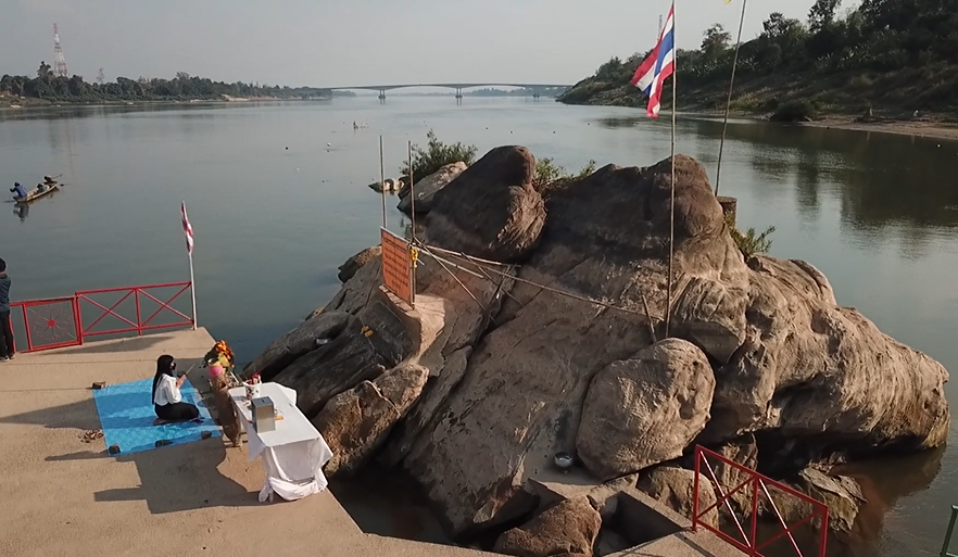 น้ำโขงต่ำสุดรอบ 10 ปี! รอยพระพุทธบาทกว่า 2,000 ปีโผล่ชัดกลางลำน้ำ