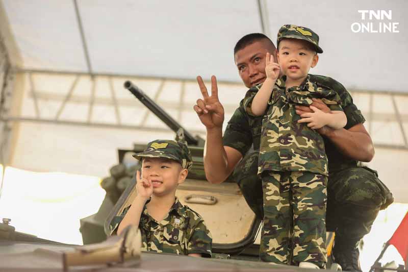 เด็กสวมชุดทหาร เที่ยวชมรถถังอย่างใกล้ชิดเนื่องในวันเด็กแห่งชาติ