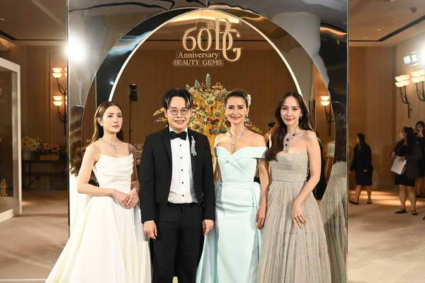 อั้ม-แอน-แอฟ อวดลุคสวยแพง ร่วมฉลองครบรอบ 60 ปี บิวตี้เจมส์ อั้ม-แอน-แอฟ อวดลุคสวยแพง ร่วมฉลองครบรอบ 60 ปี บิวตี้เจมส์