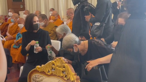 พิธีพระราชทานน้ำหลวงอาบศพ “เอก สรพงศ์ ชาตรี”   (มีคลิป)