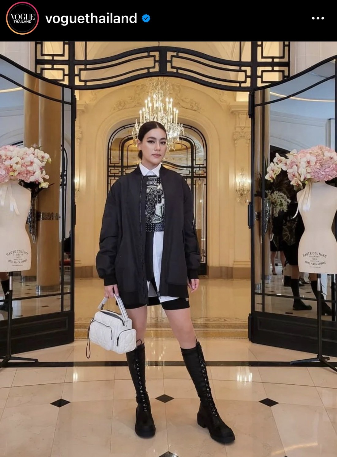 คิมเบอร์ลี่ กระทบไหล่ จีซู BLACKPINK  งานแฟชั่นโชว์แบรนด์ Dior ที่ปารีส