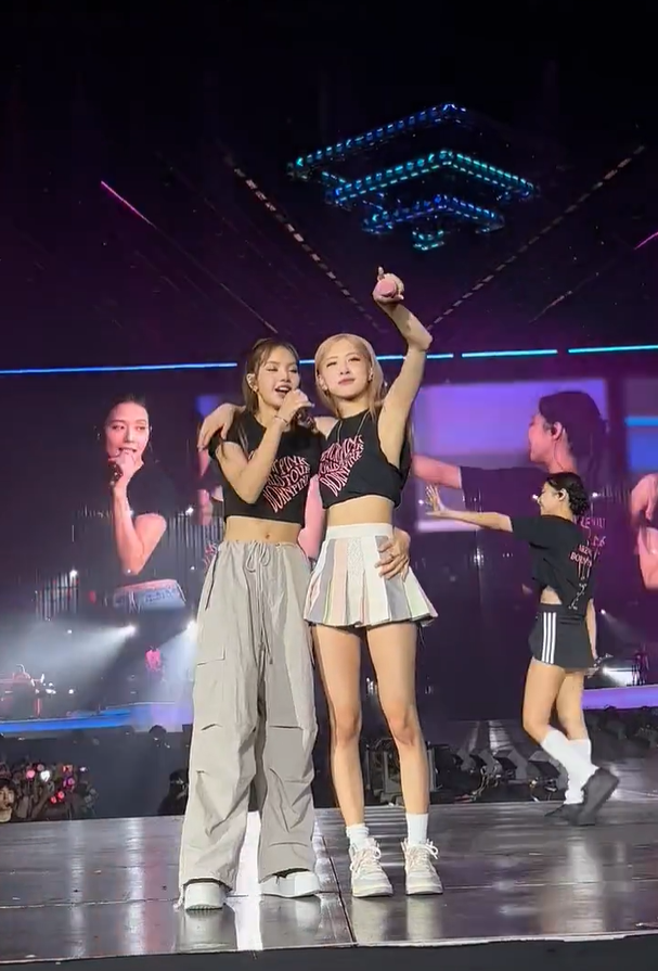 แฟนคลับเซอร์ไพรส์ “โรเซ่” วง “BLACKPINK “ โชว์สกิลร้องแร็ปในคอนเสิร์ตที่สิงค์โปร์