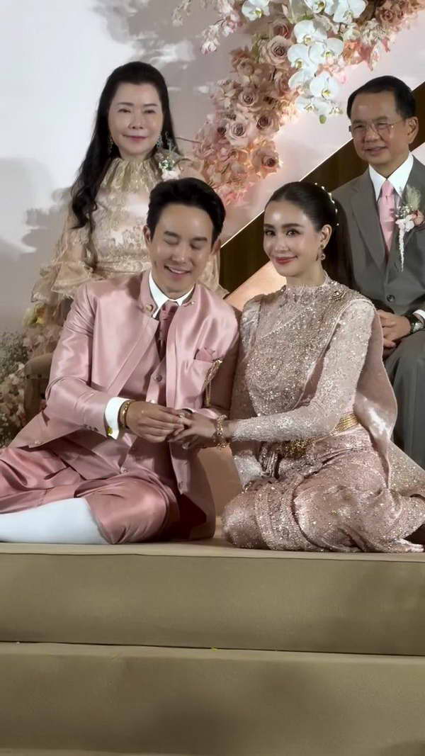 เบนซ์ ปุณยาพร เข้าพิธีหมั้น แก๊ป วิทนาถ เจ้าบ่าวหนุ่มนักธุรกิจตระกูลดัง เบนซ์ ปุณยาพร เข้าพิธีหมั้น แก๊ป วิทนาถ เจ้าบ่าวหนุ่มนักธุรกิจตระกูลดัง