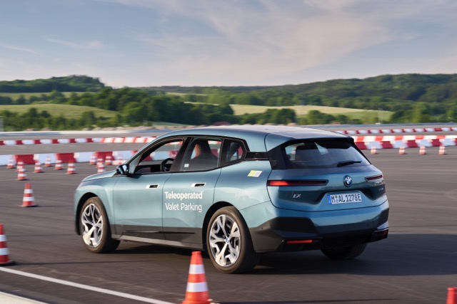 BMW โชว์ระบบจอดรถด้วยรีโมทคอนโทรลพร้อมผู้ช่วย AI ในงาน CES 2024 BMW โชว์ระบบจอดรถด้วยรีโมทคอนโทรลพร้อมผู้ช่วย AI ในงาน CES 2024