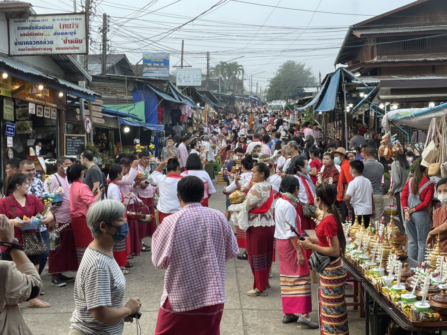 เปิดภาพนทท.เต็มสะพานไม้สังขละบุรี คาดเงินสะพัด 10 ล้าน