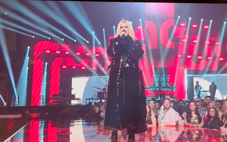 ไล่ลงจากเวที!! สาวเปลือยอกประท้วงป่วน ‘แอวริล ลาวีน’ บนเวที Juno Awards ไล่ลงจากเวที!! สาวเปลือยอกประท้วงป่วน ‘แอวริล ลาวีน’ บนเวที Juno Awards