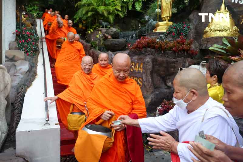 ชาวพุทธแน่นภูเขาทอง ร่วมตักบาตรเทโวเนื่องในวันออกพรรษา ชาวพุทธแน่นภูเขาทอง ร่วมตักบาตรเทโวเนื่องในวันออกพรรษา