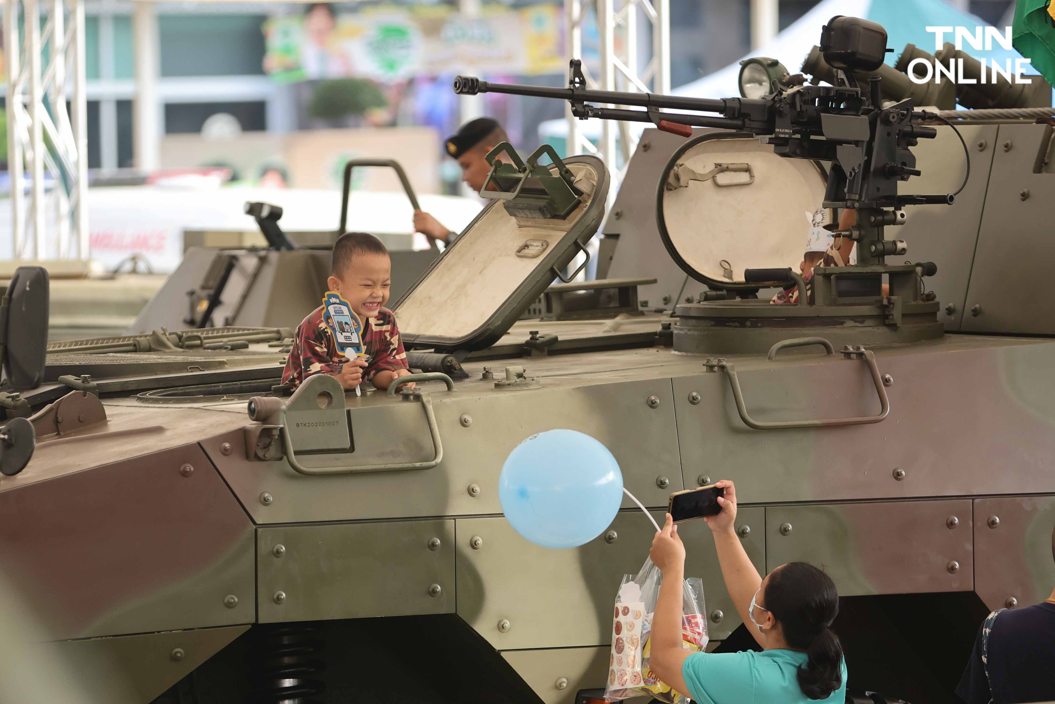 เด็กสวมชุดทหาร เที่ยวชมรถถังอย่างใกล้ชิดเนื่องในวันเด็กแห่งชาติ