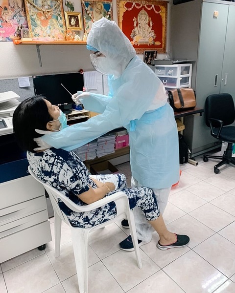 เกรซ พัชร์สิตา Swab จมูกให้คุณแม่ เพื่อตรวจเชื้อโควิด-19 เกรซ พัชร์สิตา Swab จมูกให้คุณแม่ เพื่อตรวจเชื้อโควิด-19