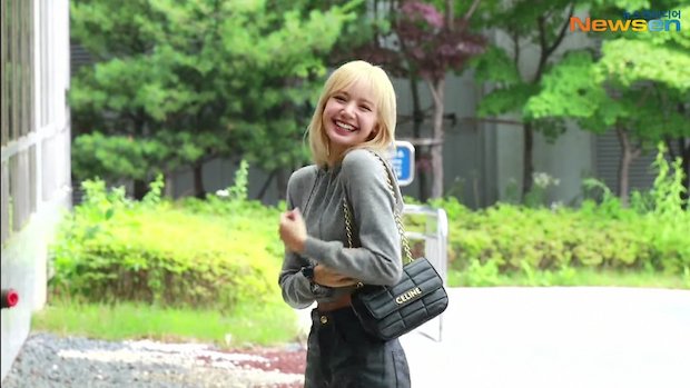 แฟชั่นสนามบิน!! ‘ลิซ่า - วี BTS - พัคโบกอม’ ลัดฟ้าสู่ปารีสร่วมชมโชว์ CELINE (มีคลิป) แฟชั่นสนามบิน!! ‘ลิซ่า - วี BTS - พัคโบกอม’ ลัดฟ้าสู่ปารีสร่วมชมโชว์ CELINE (มีคลิป)